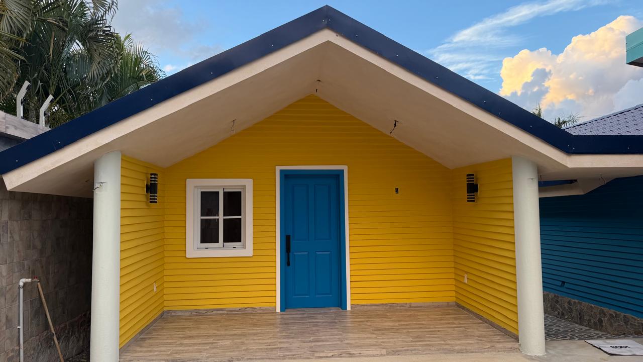 Casita Amarilla con puerta azul, frente a Playa Rincón
