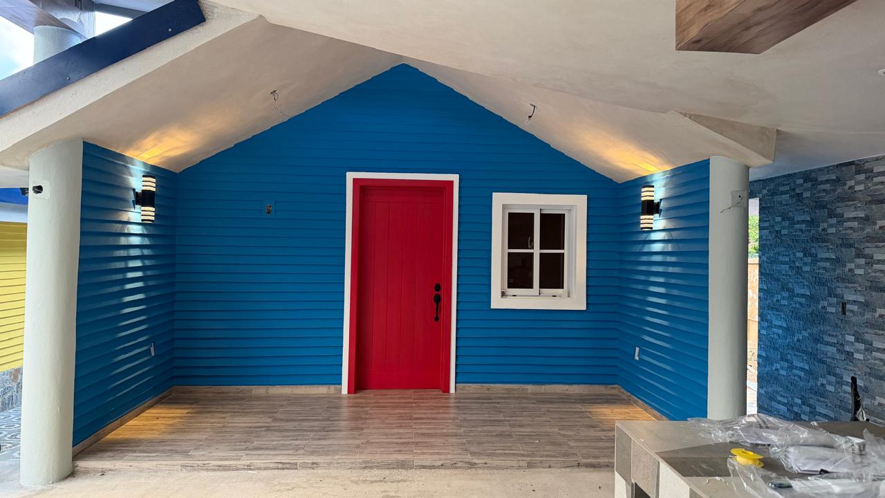 Casita Azul con puerta roja, próxima a Playa Madama
