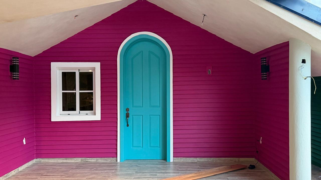 Casita Rosa Fuschia con puerta turquesa, frente a Playa Frontón