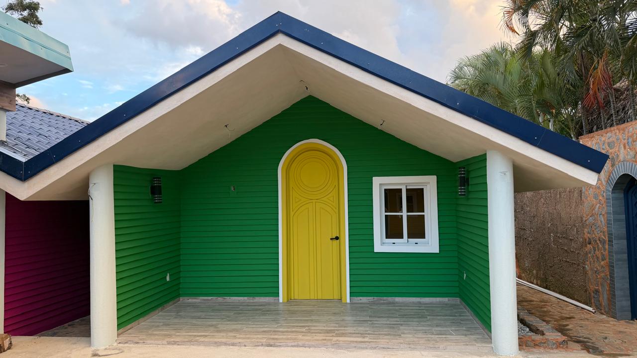 Casita Verde con puerta amarilla, junto a Playa La Playita