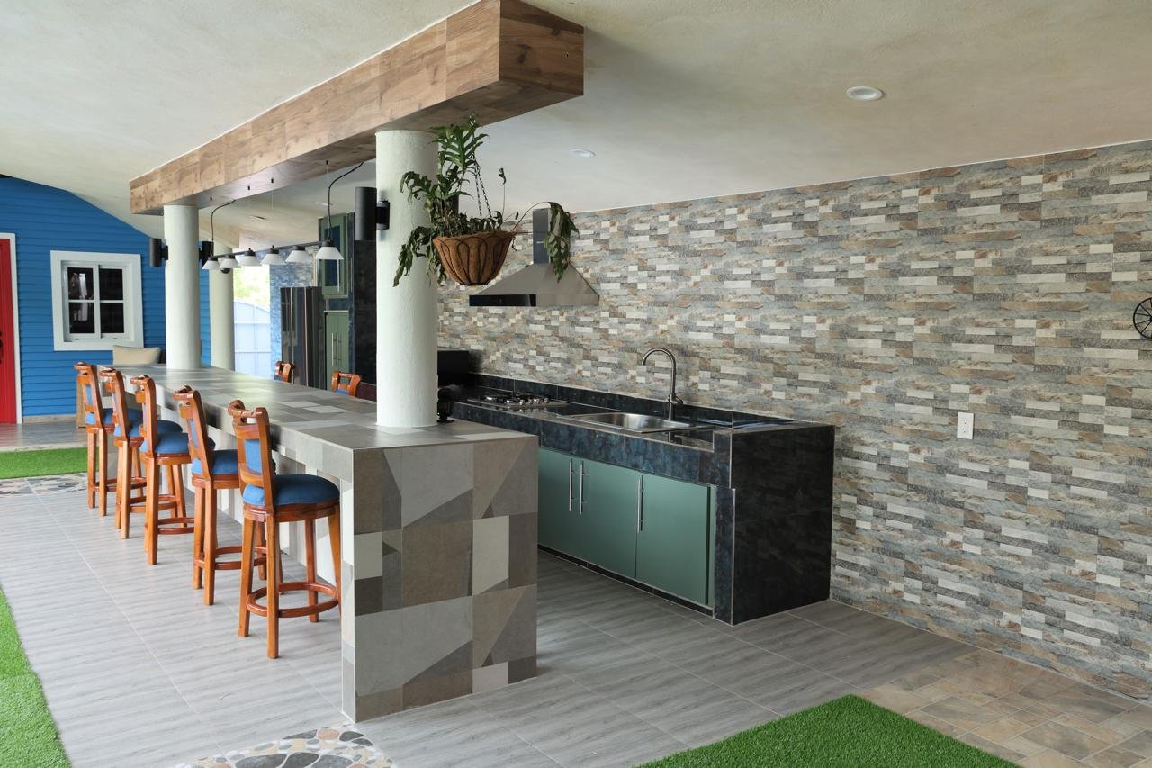 Cocina compartida, vista de la barra y electrodomésticos