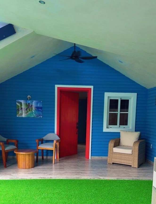 Casita Azul con puerta roja