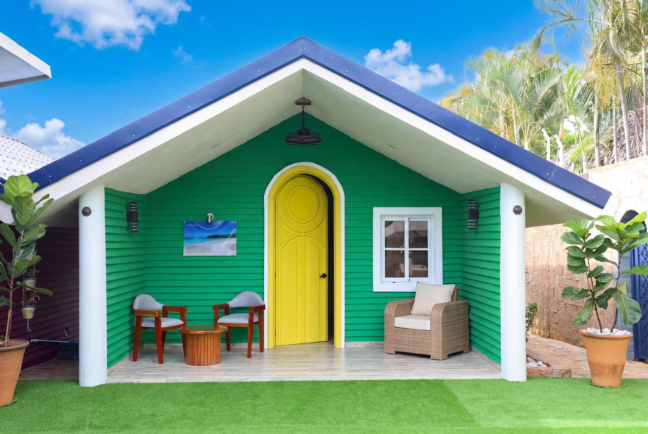 Casita Verde con puerta amarilla y techo azul