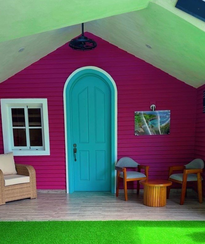 Casita Rosa Fuschia con puerta turquesa