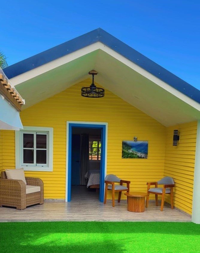 Casita Amarilla con puerta azul y techo azul oscuro